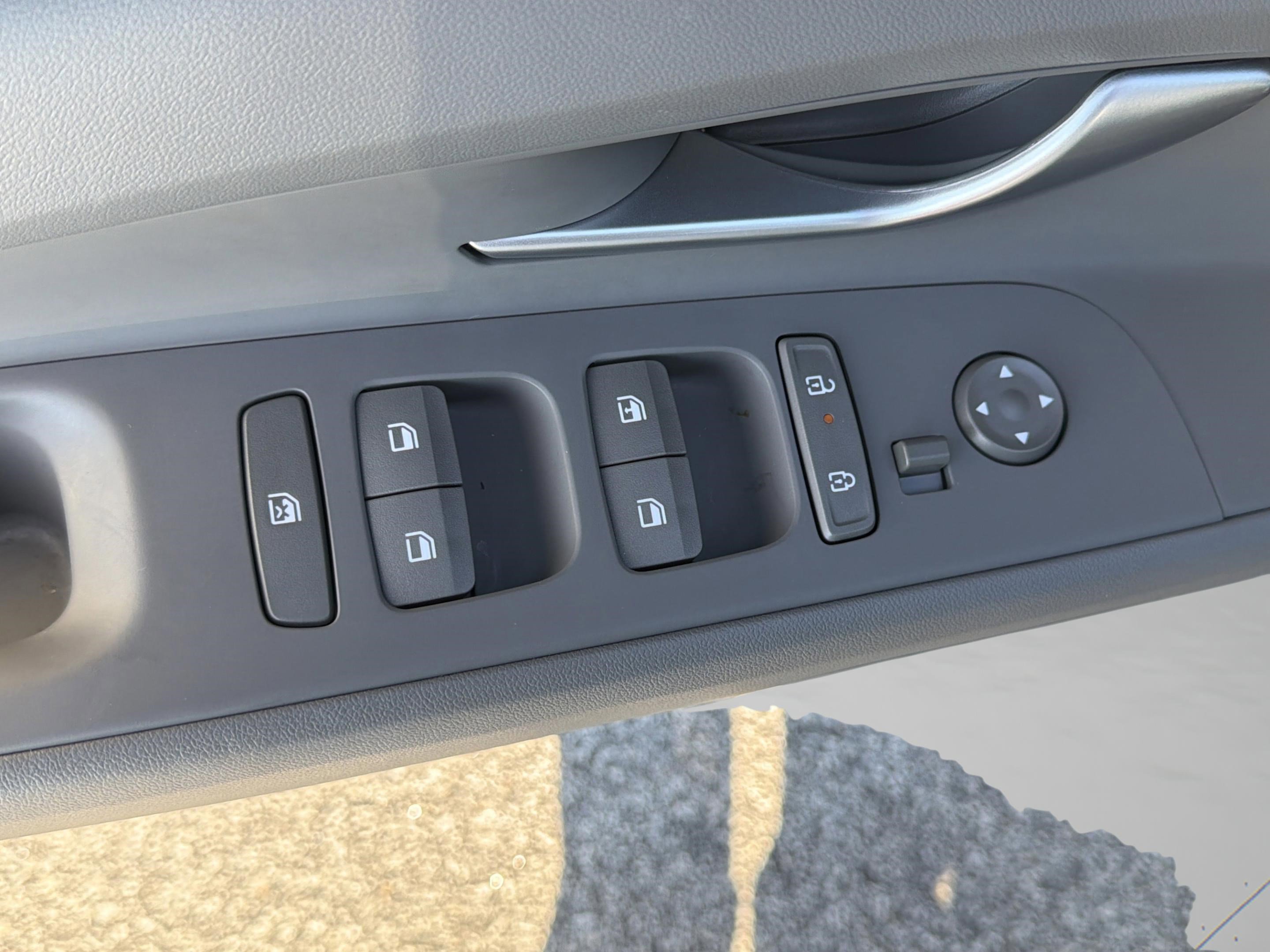 Used 2025 Hyundai Elantra SE image 25