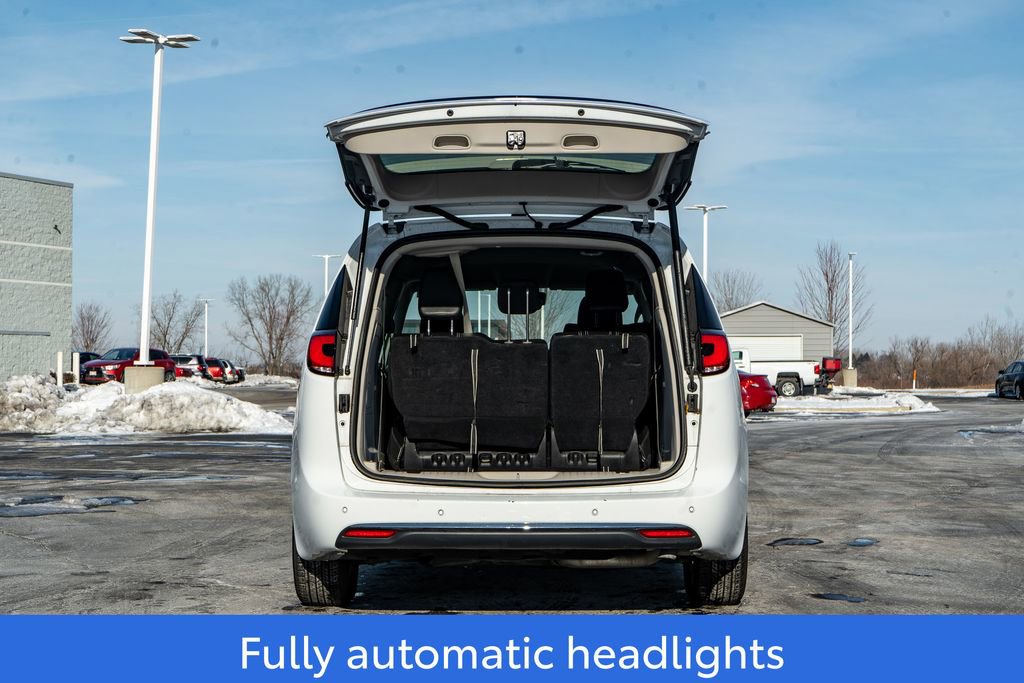Used 2024 Chrysler Pacifica Select image 10