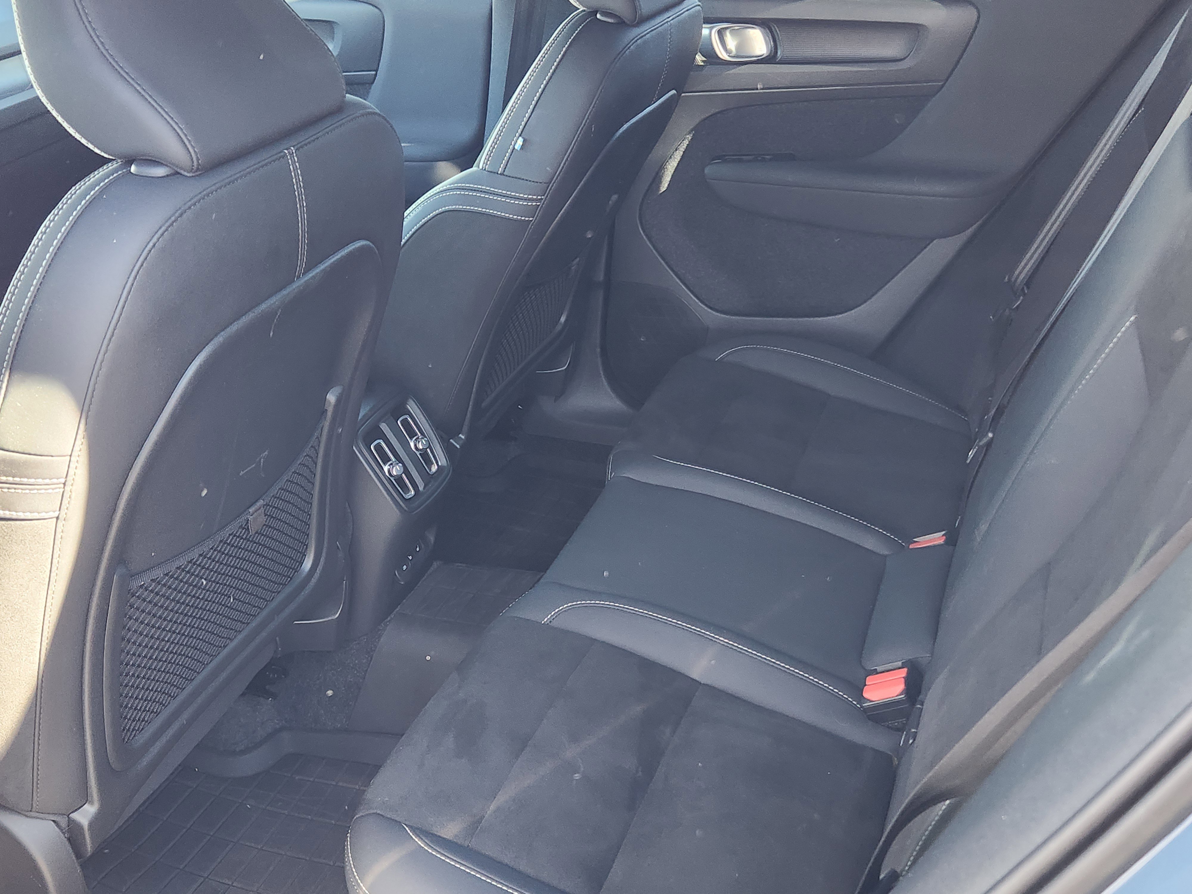 Used 2023 Volvo XC40 Recharge Ultimate image 16