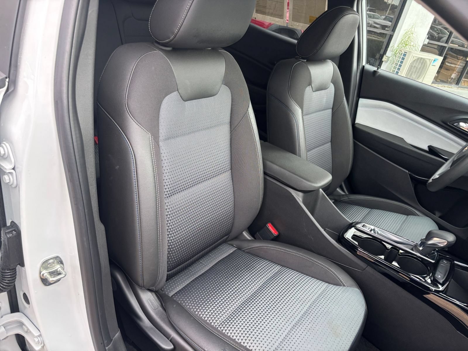 Used 2025 Chevrolet Trax LT FWD image 35