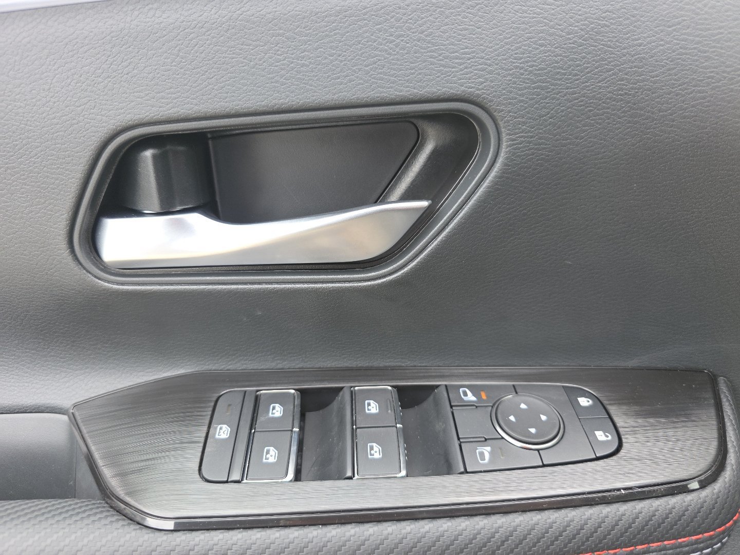 New 2026 Nissan Kicks SR AWD/4WD image 27
