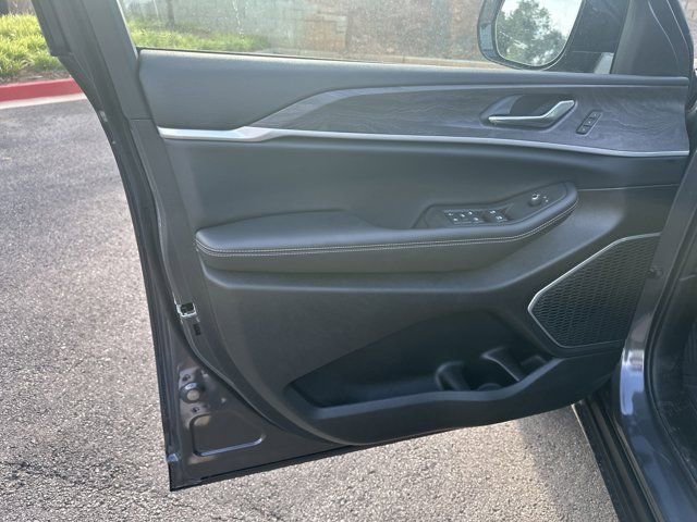 New 2025 Jeep Grand Cherokee Limited w/ Black Appearance Package image 10