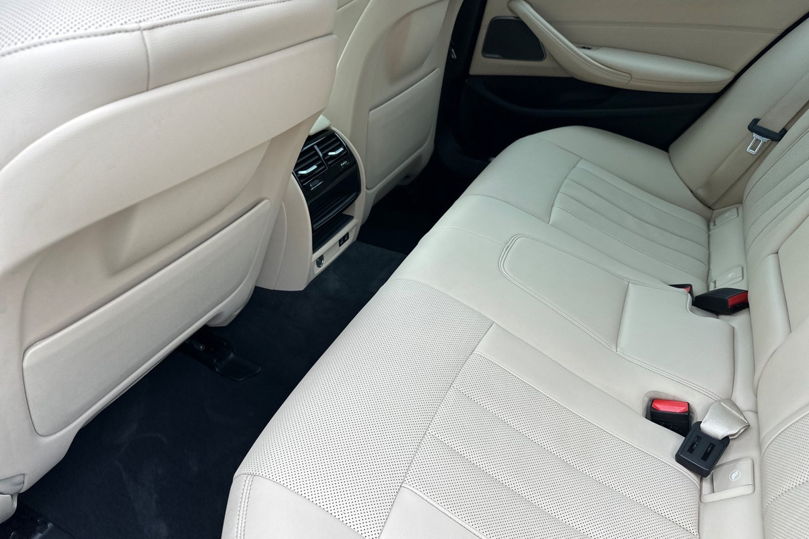 Used 2023 BMW 530i w/ Premium Package RWD image 11