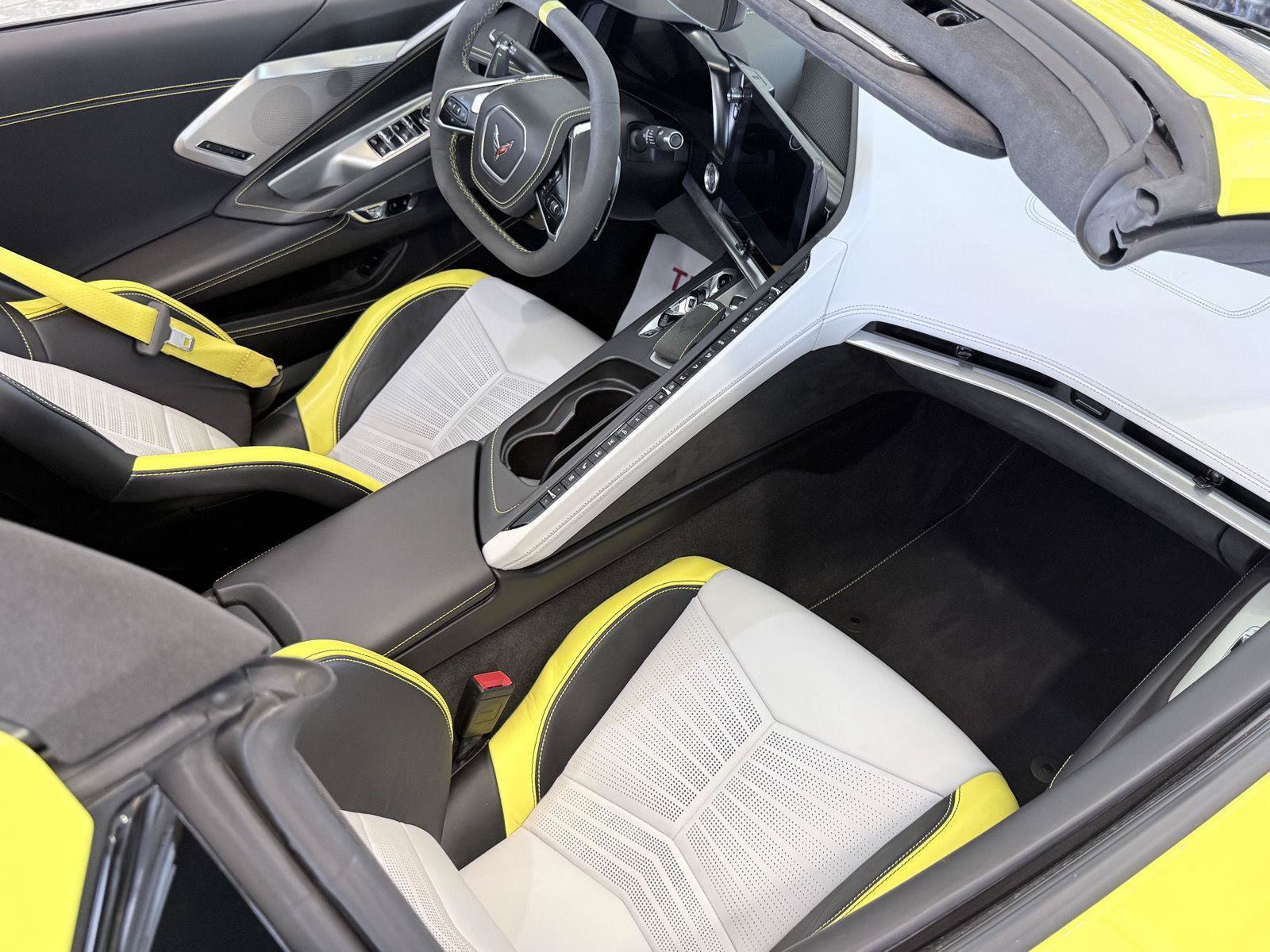 Used 2022 Chevrolet Corvette Stingray Premium Conv w/ Z51 Performance Package RWD image 9