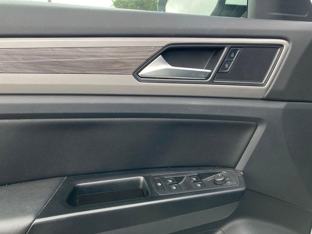 Used 2020 Volkswagen Atlas Cross Sport SE w/ Panoramic Sunroof Package FWD image 12