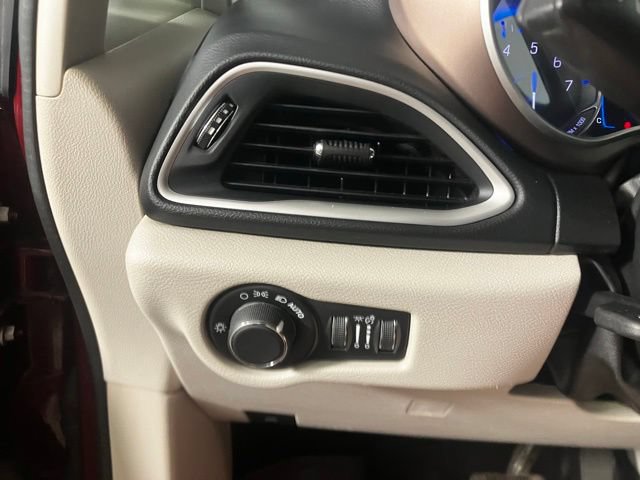 Used 2017 Chrysler Pacifica Touring FWD image 9