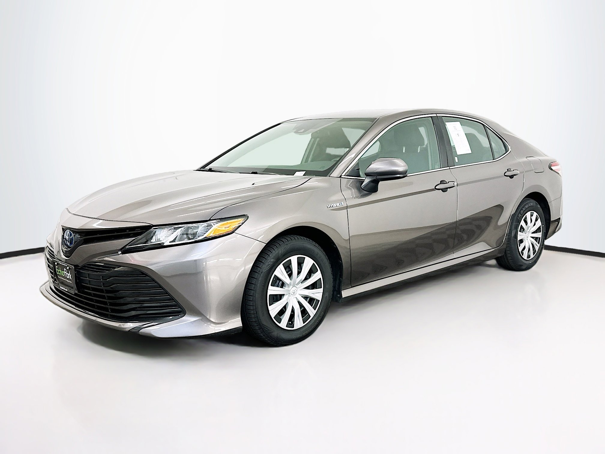 Used 2020 Toyota Camry LE image 3