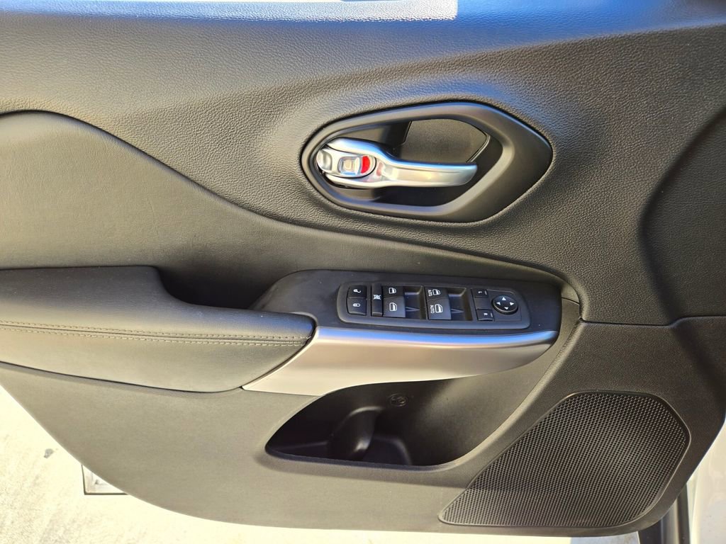 Used 2022 Jeep Cherokee Latitude Lux w/ Sun & Sound Group image 23