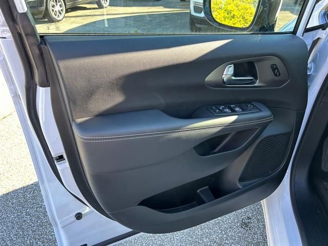 New 2026 Chrysler Pacifica Select image 10