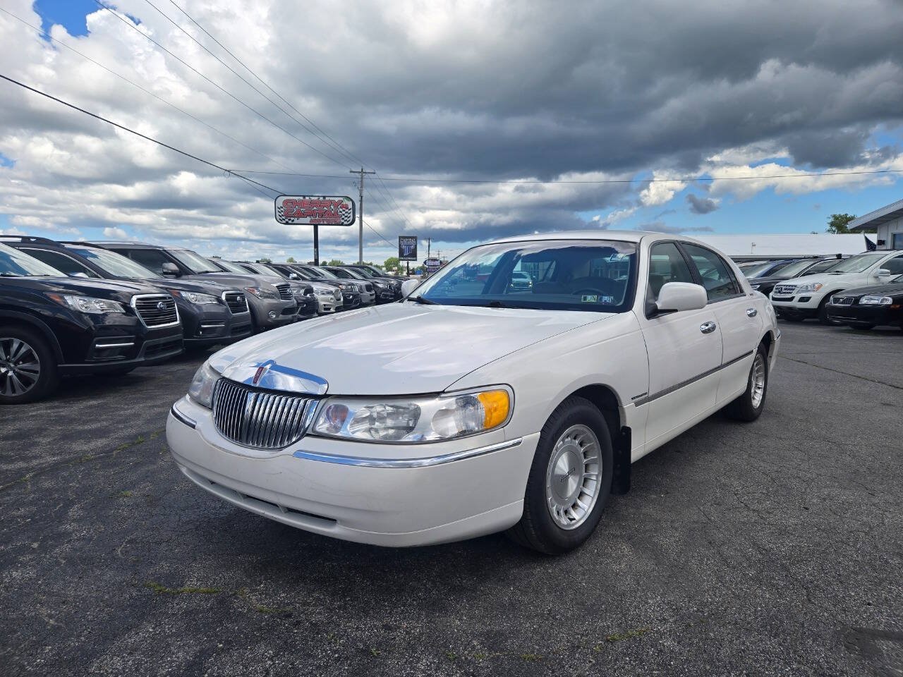 Used 1998 Lincoln Town Car Executive RWD image 2