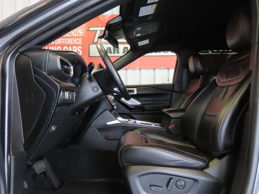 Used 2022 Ford Explorer Platinum w/ Premium Technology Package image 2