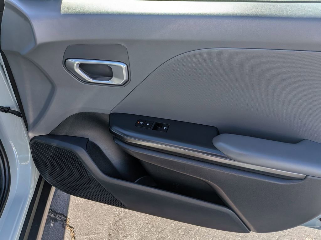 Used 2025 Kia K4 LXS image 32