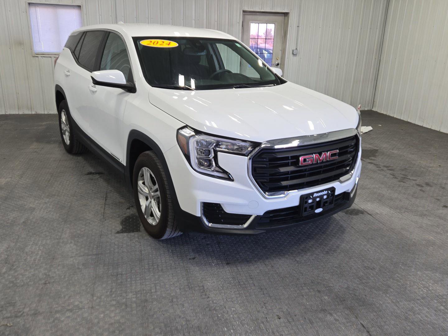 Used 2024 GMC Terrain SLE image 11