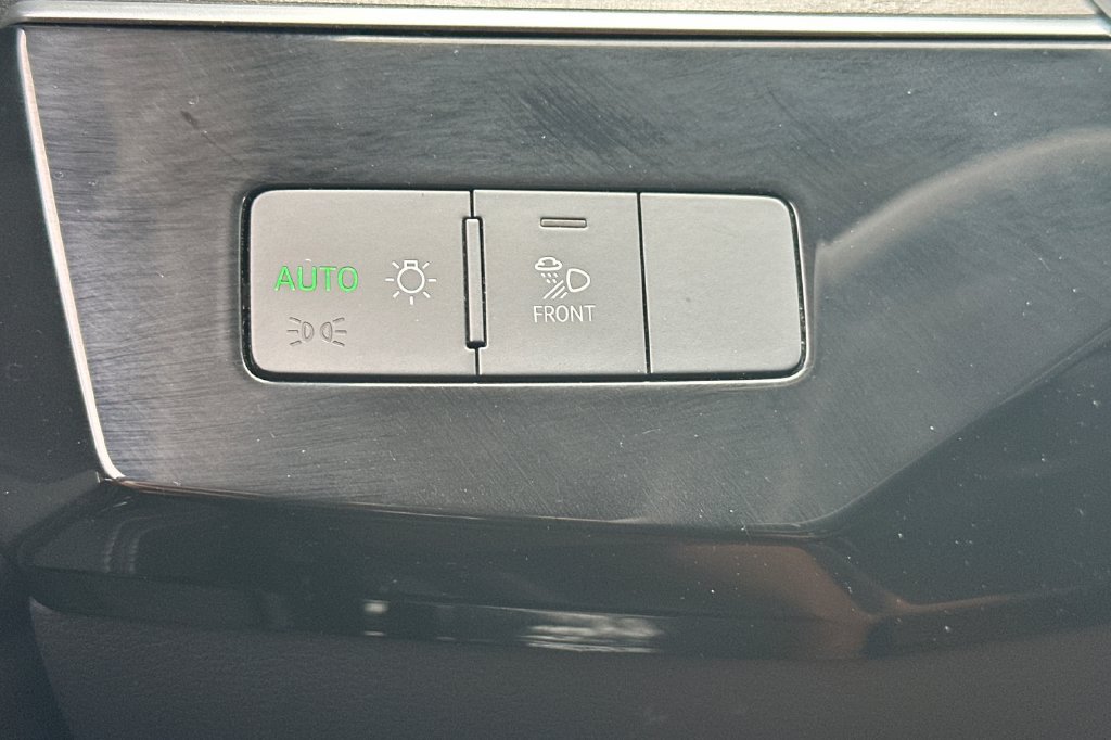 Used 2022 Audi e-tron Premium AWD/4WD image 32