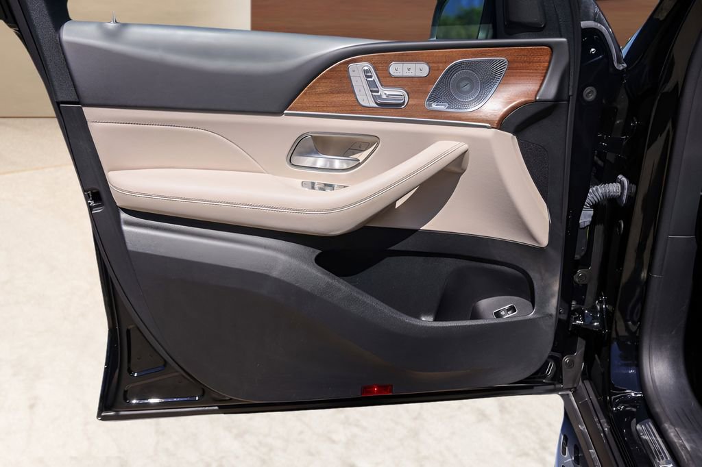 Used 2023 Mercedes-Benz GLS 450 4MATIC image 25