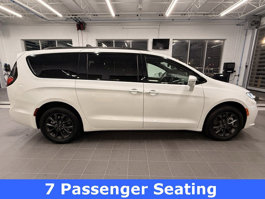 Used 2021 Chrysler Pacifica Touring-L w/ Uconnect Theater Family Group image 8