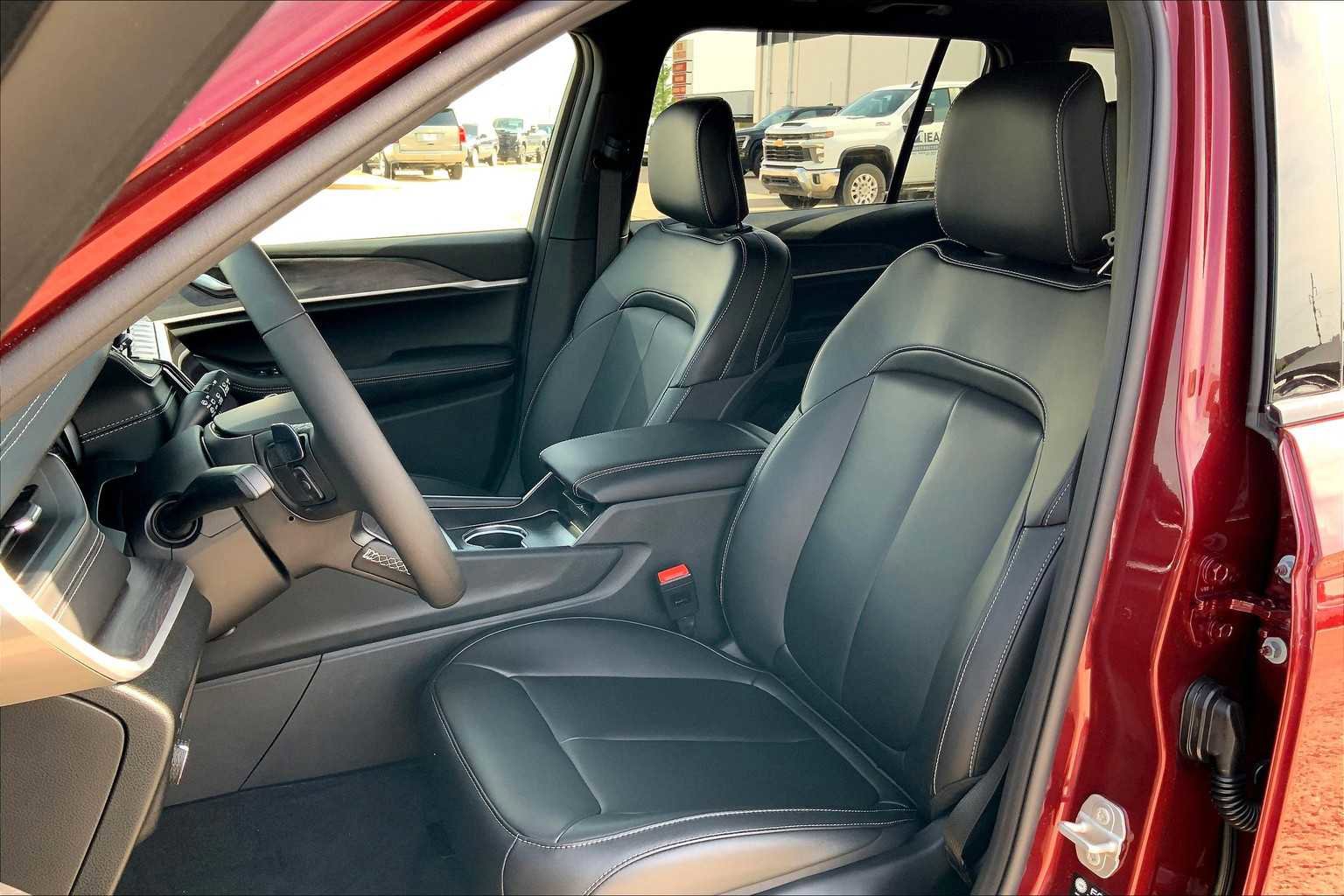 New 2025 Jeep Grand Cherokee L Limited w/ Black Appearance Package image 10