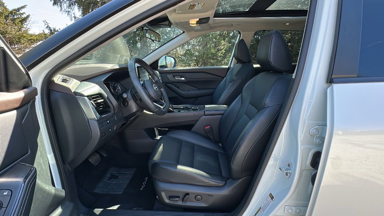 Certified 2022 Nissan Rogue SV w/ SV Premium Package image 11