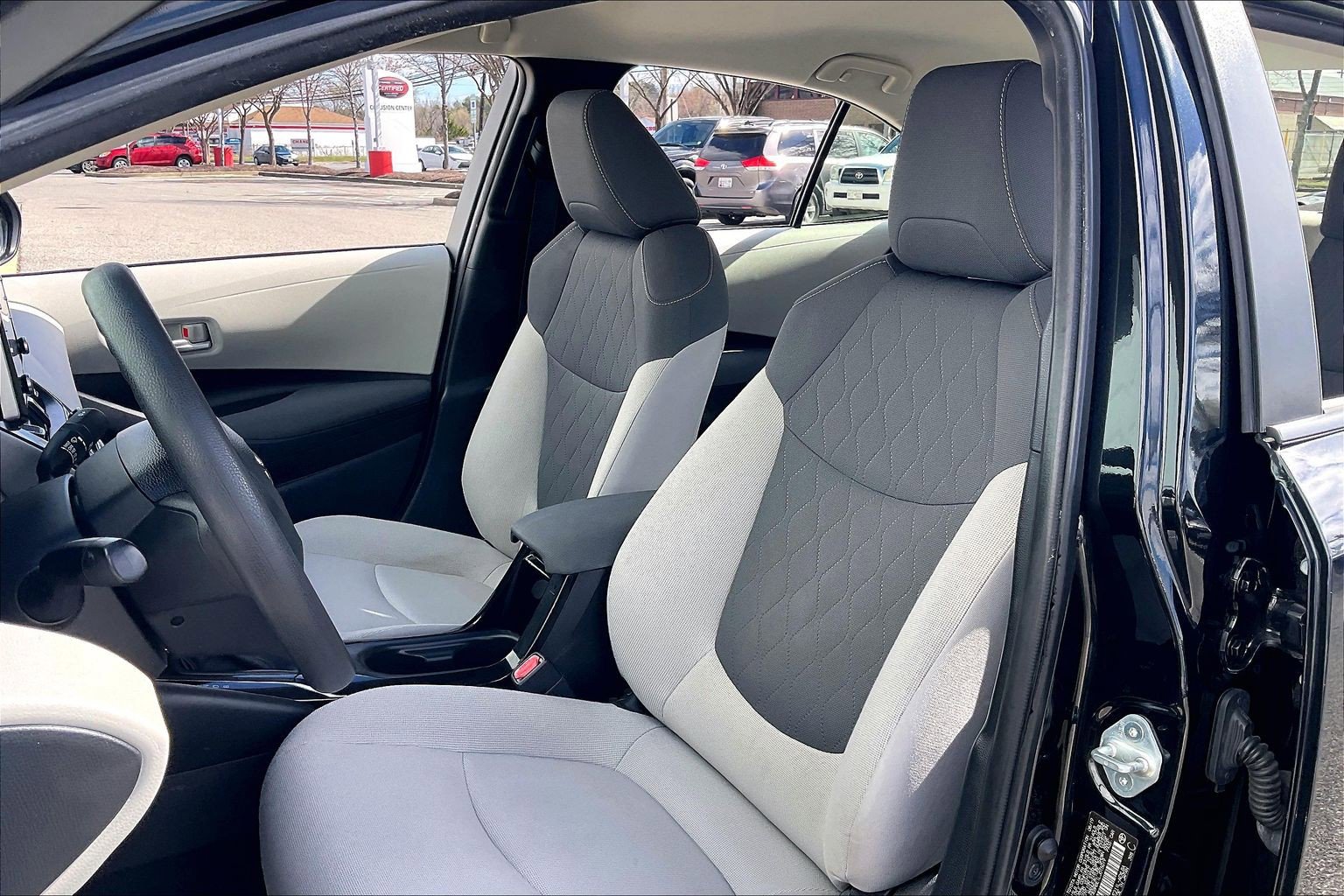 Used 2020 Toyota Corolla LE w/ Carpet Mat Package (TMS) image 29