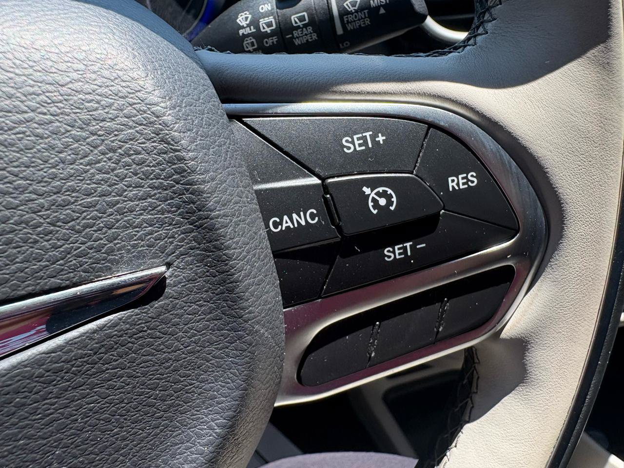 Used 2017 Chrysler Pacifica Limited w/ UConnect Theater Package FWD image 15