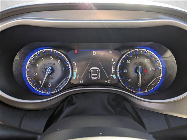 Used 2025 Chrysler Pacifica Select image 11