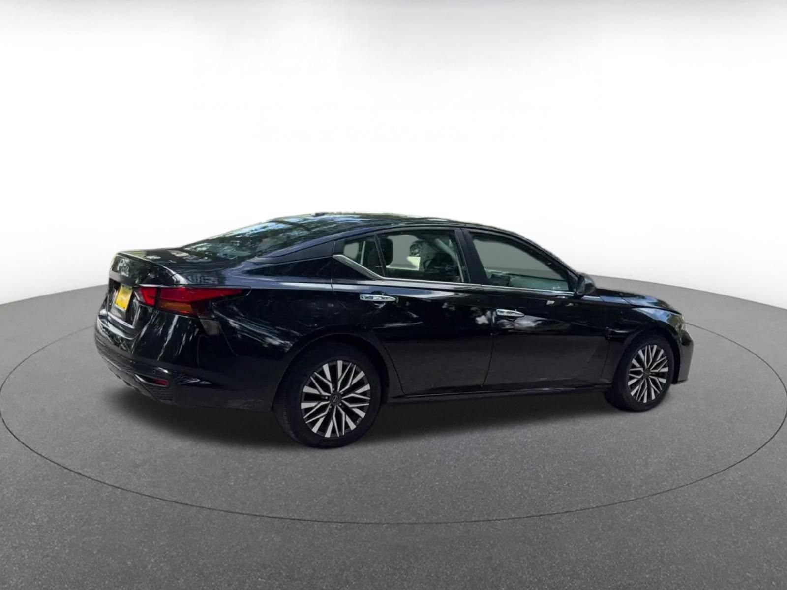 Used 2025 Nissan Altima 2.5 SV FWD image 15