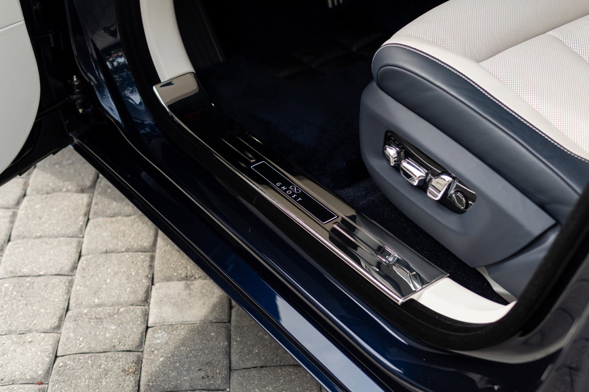 Used 2023 Rolls-Royce Ghost Black Badge w/ Black Badge Ghost Package image 34