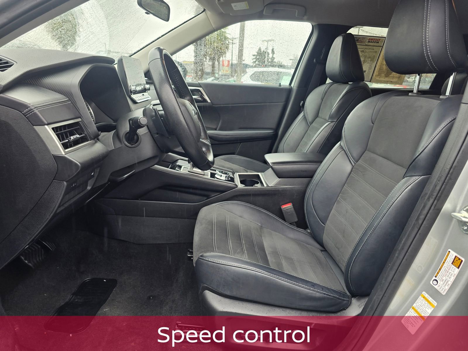 Used 2024 Mitsubishi Outlander SE image 13