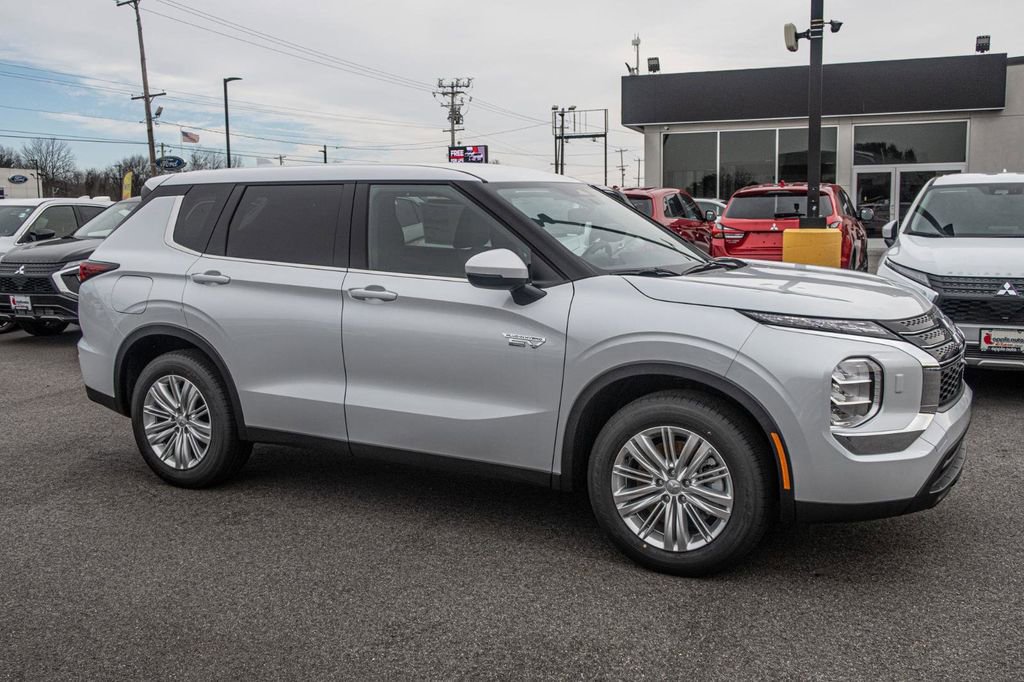 New 2025 Mitsubishi Outlander ES image 8