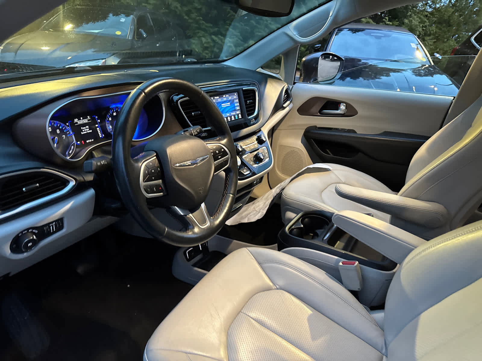 Used 2019 Chrysler Pacifica Touring-L image 12