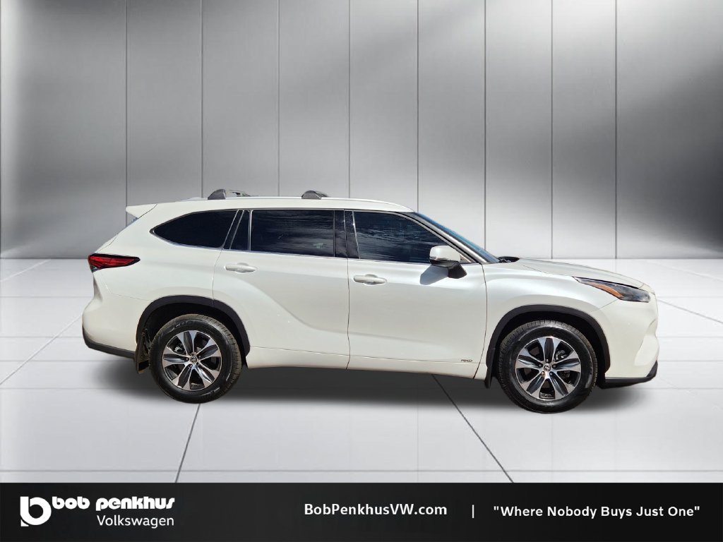 Used 2022 Toyota Highlander XLE AWD/4WD image 24