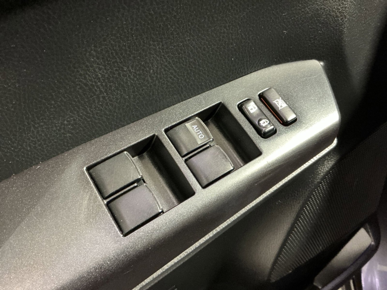 Used 2018 Toyota RAV4 LE image 23