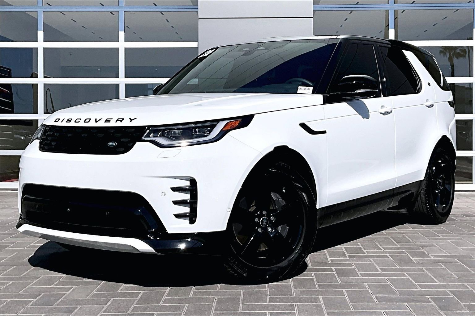 Used 2024 Land Rover Discovery Dynamic SE image 1