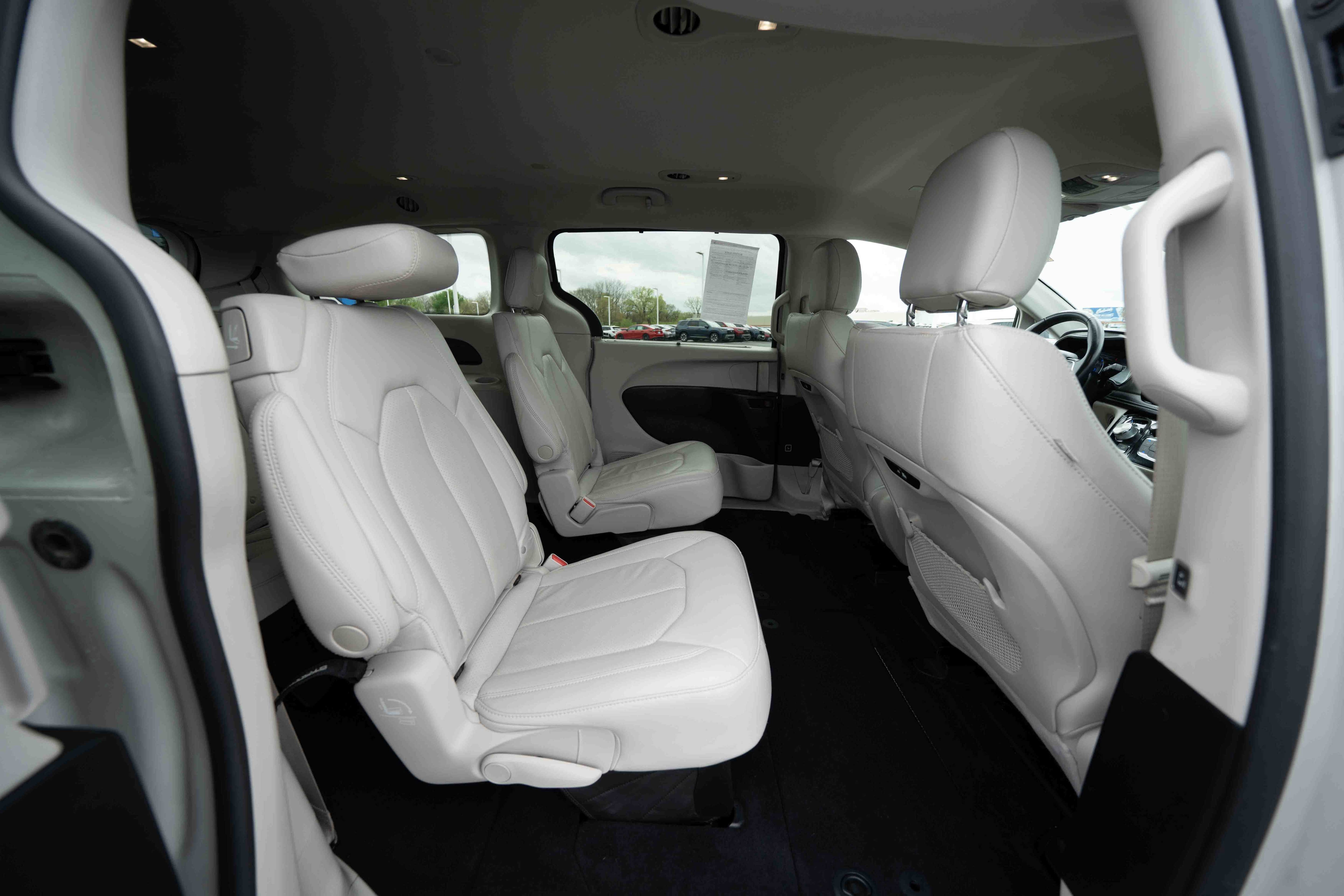 Used 2021 Chrysler Pacifica Touring-L FWD image 25