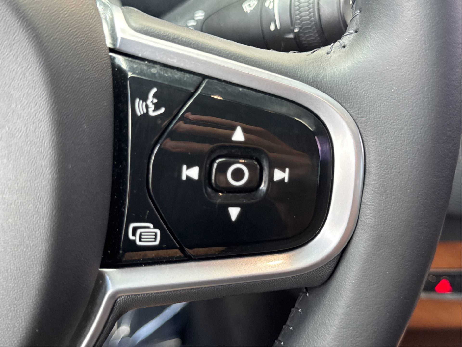 Used 2022 Volvo XC90 T6 Momentum w/ Advanced Package image 33