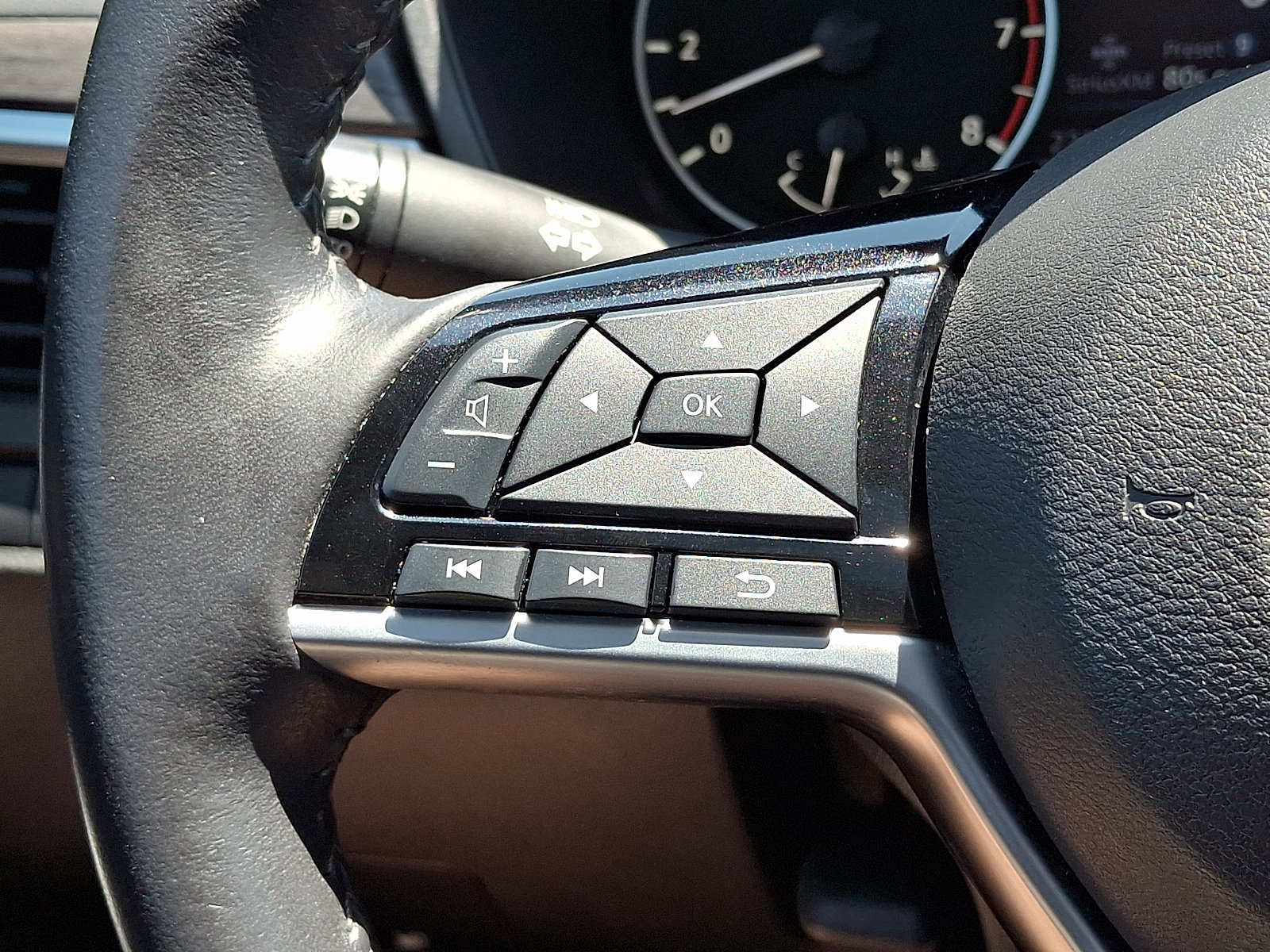 Certified 2024 Nissan Altima 2.5 SV w/ SV Premium Package FWD image 23