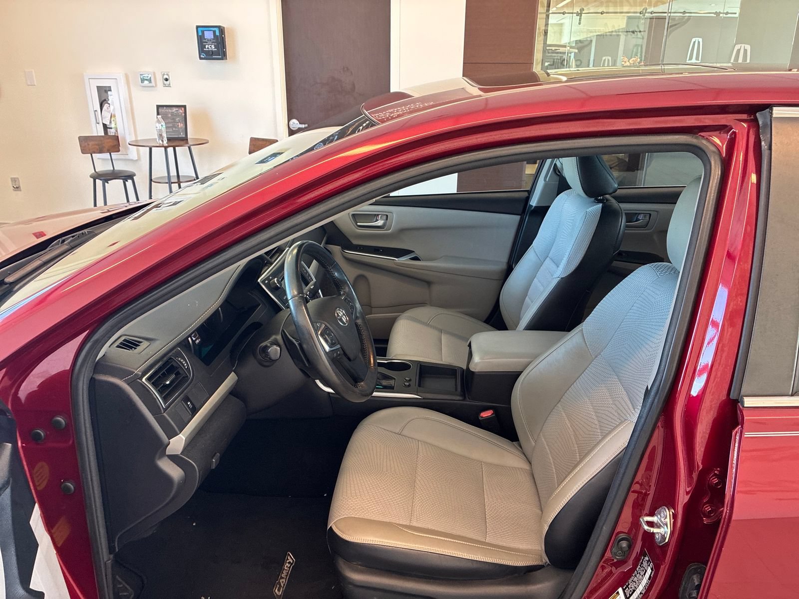 Used 2017 Toyota Camry SE w/ Moonroof Package FWD image 12
