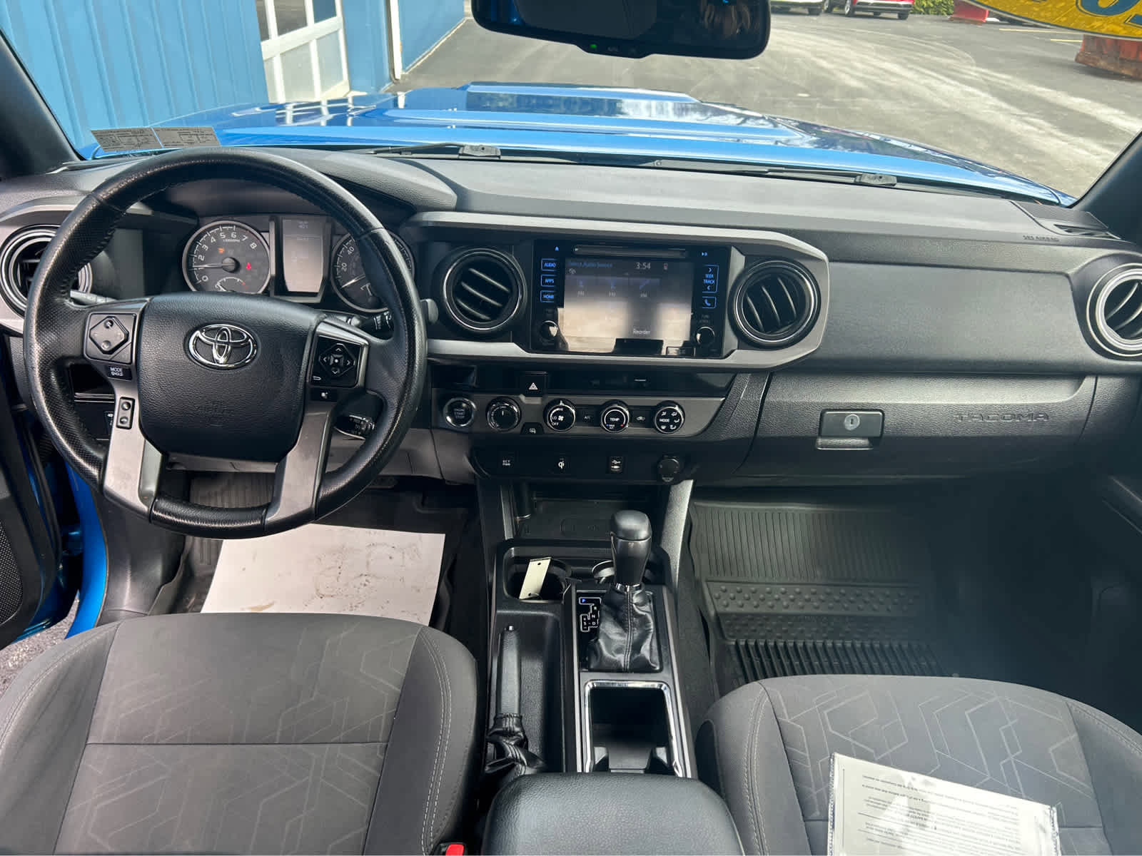 Used 2017 Toyota Tacoma TRD Sport w/ Tow Package (A/T) image 9