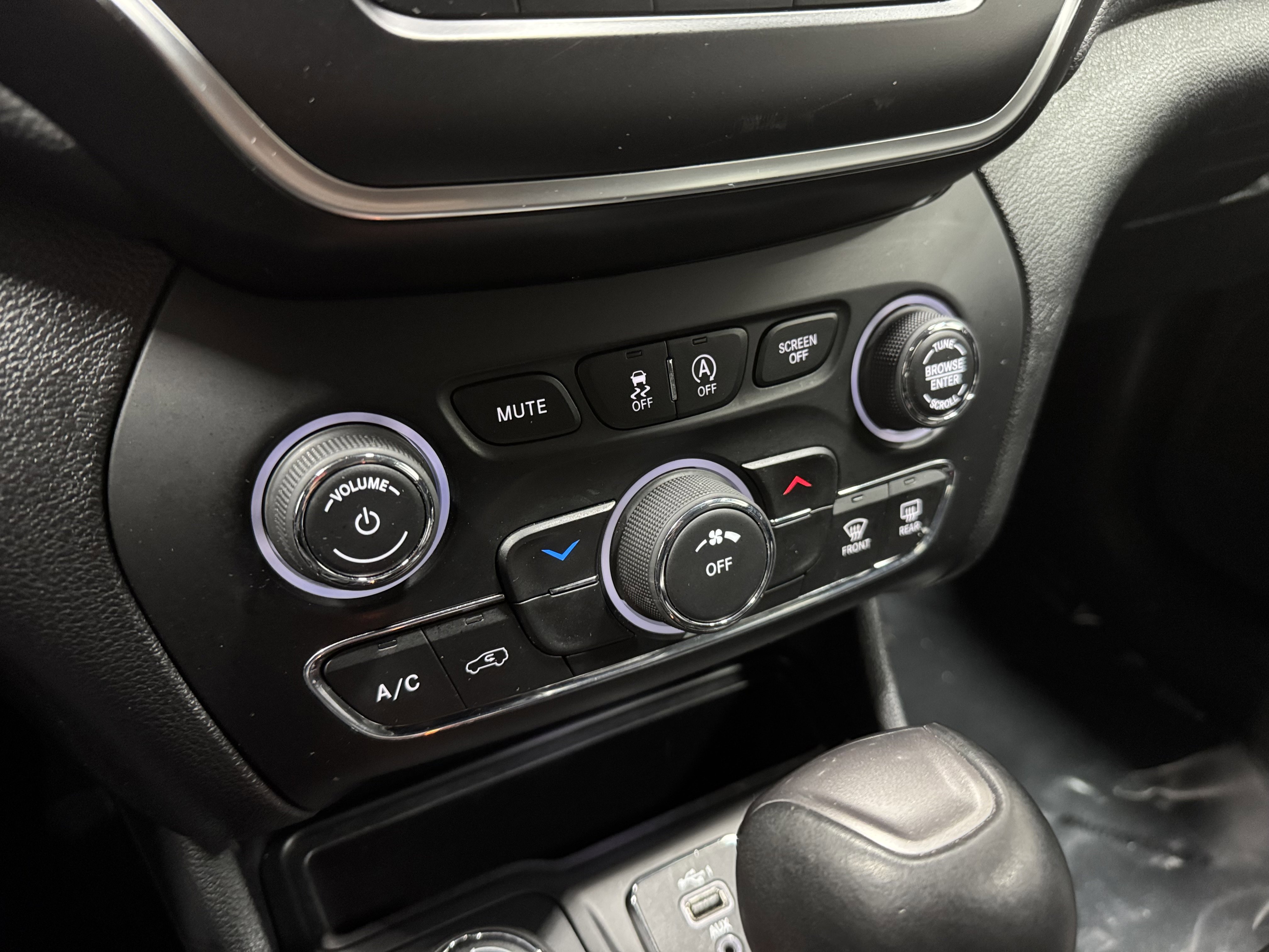 Used 2019 Jeep Cherokee Latitude Plus w/ Cold Weather Group image 29