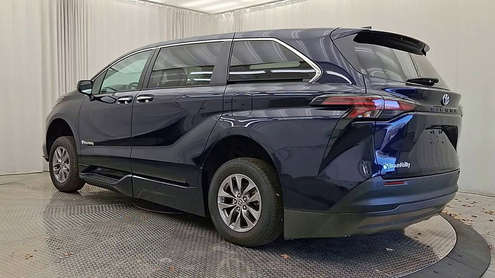 Used 2022 Toyota Sienna XLE image 6