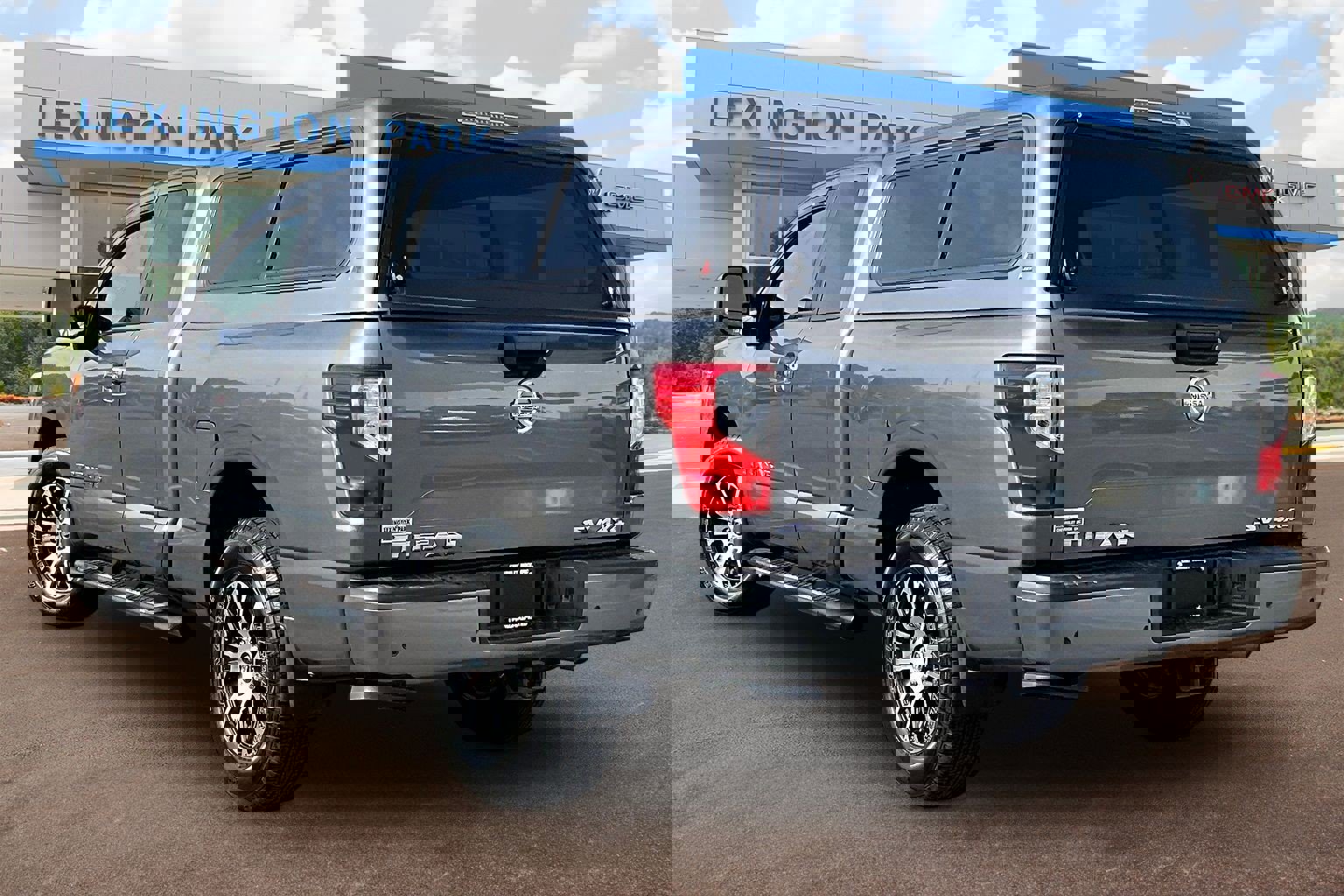 Used 2020 Nissan Titan SV w/ SV Convenience Package image 2