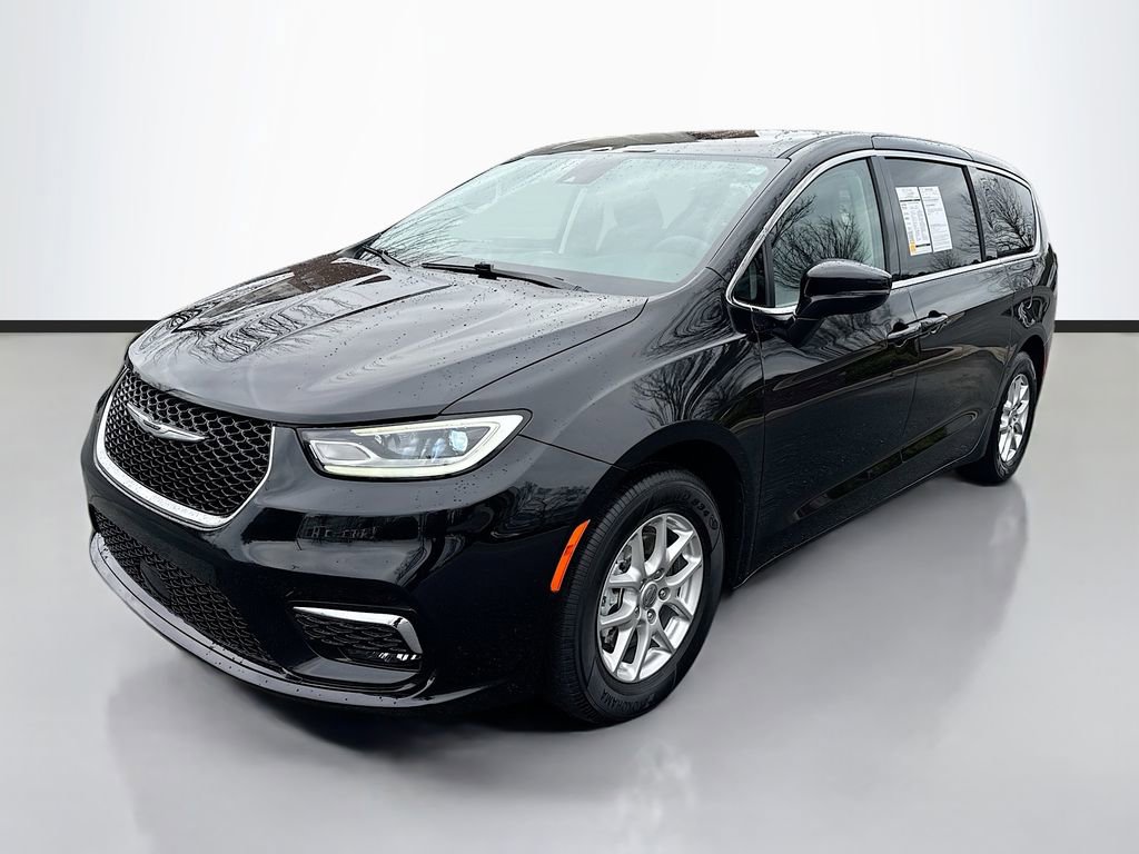 Used 2024 Chrysler Pacifica Touring-L image 3