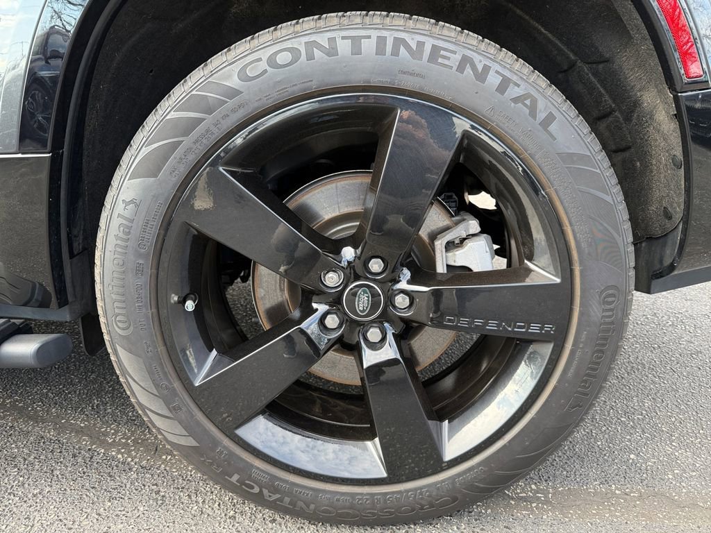 Used 2025 Land Rover Defender 130 X-Dynamic SE image 16