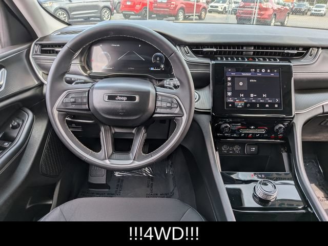 Used 2023 Jeep Grand Cherokee Laredo AWD/4WD image 25