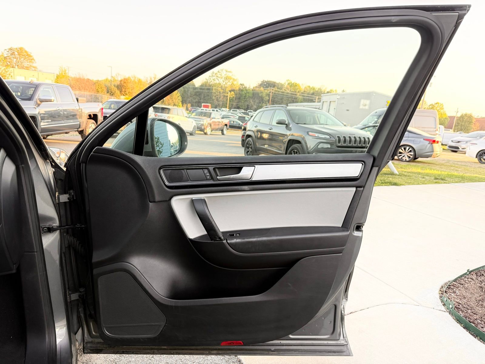 Used 2017 Volkswagen Touareg Wolfsburg Edition AWD/4WD image 28