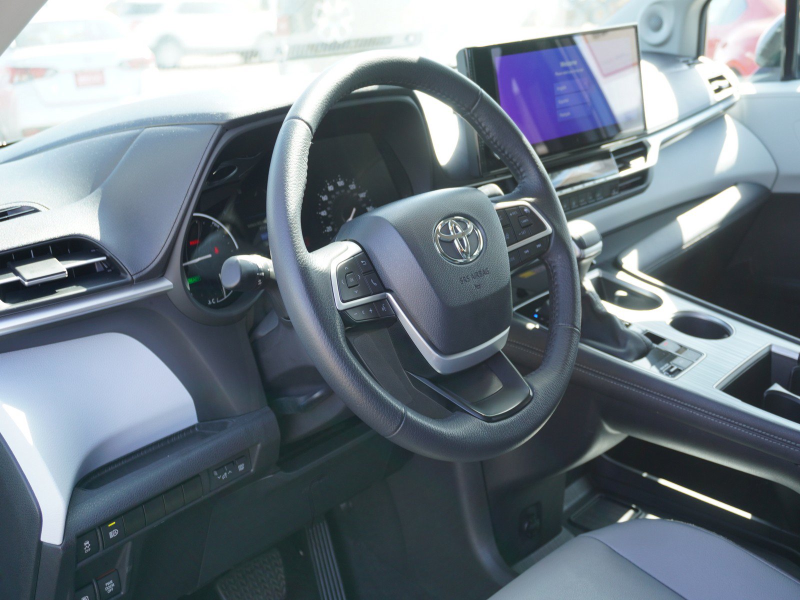 Used 2025 Toyota Sienna XLE w/ XLE Plus Package FWD image 24