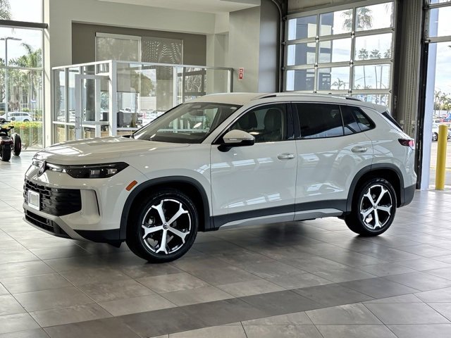 Used 2025 Volkswagen Tiguan SE image 8