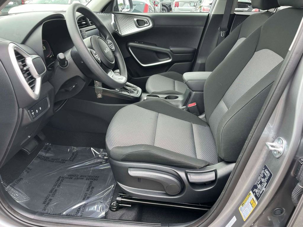 Used 2025 Kia Soul LX w/ LX Technology Package FWD image 15