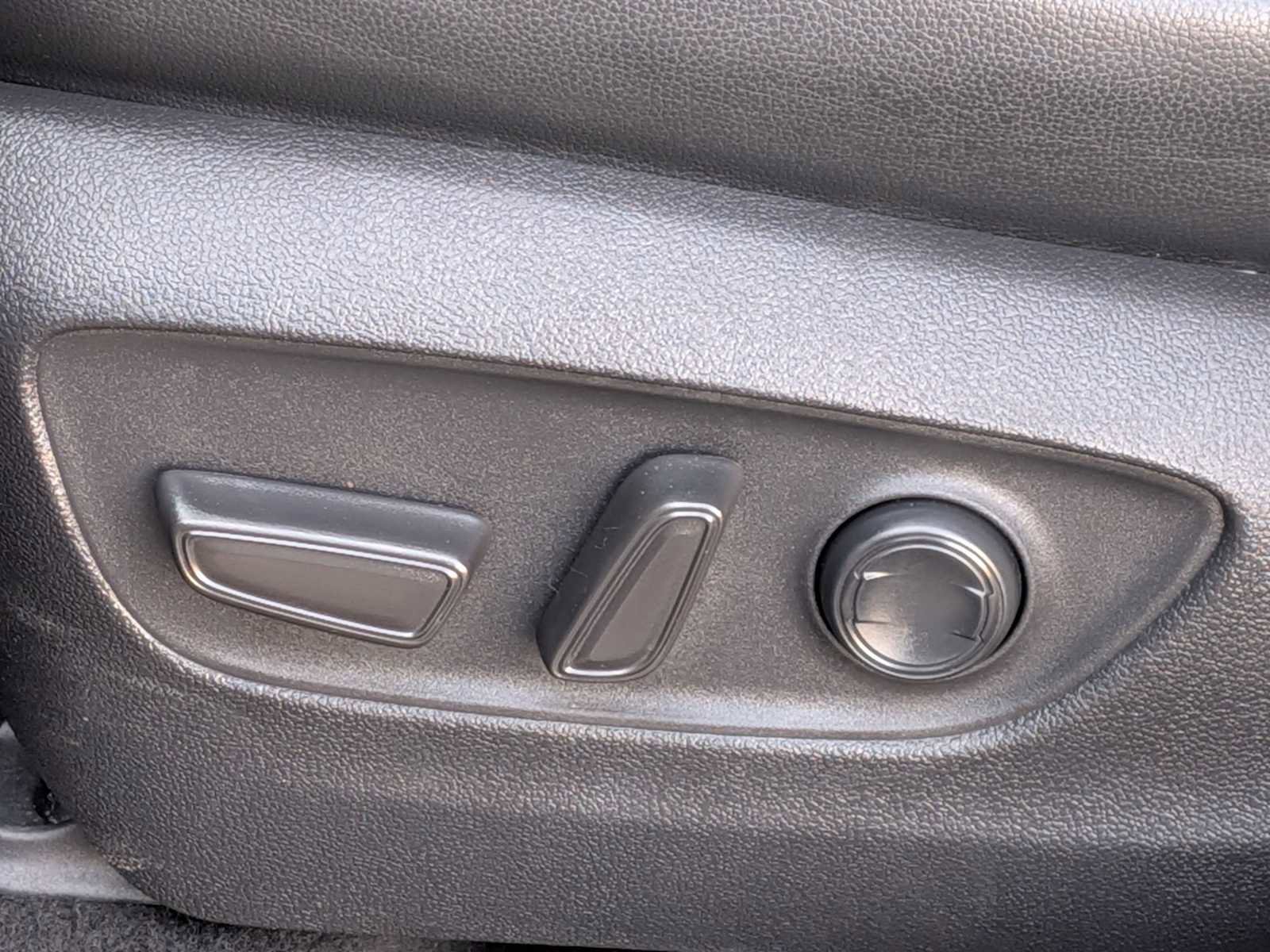 Used 2023 Toyota Highlander XLE AWD/4WD image 16