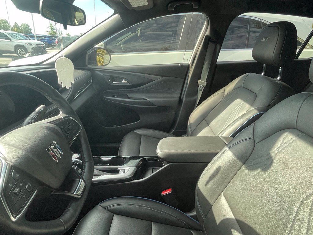 Used 2025 Buick Envista Sport Touring w/ Convenience I Package FWD image 4